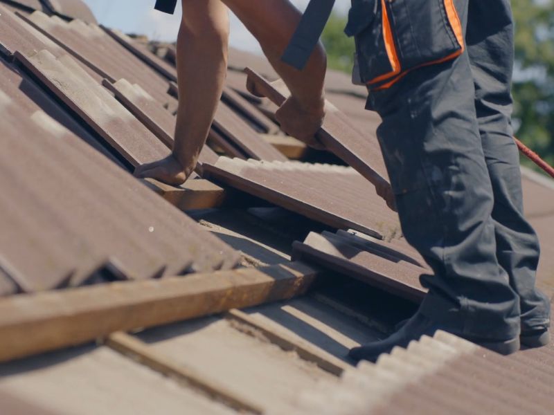 majstor stavlja crepove na krov