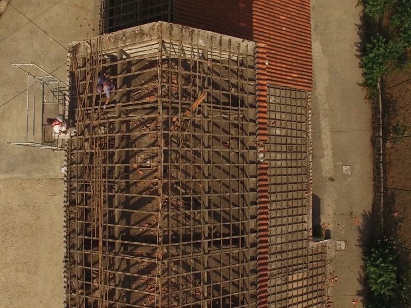 dva čoveka rade na rekonstrukciji krova