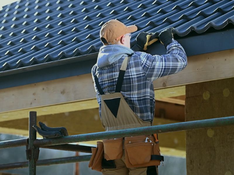 prikaz momka koji radi na rekonstrukciji krova