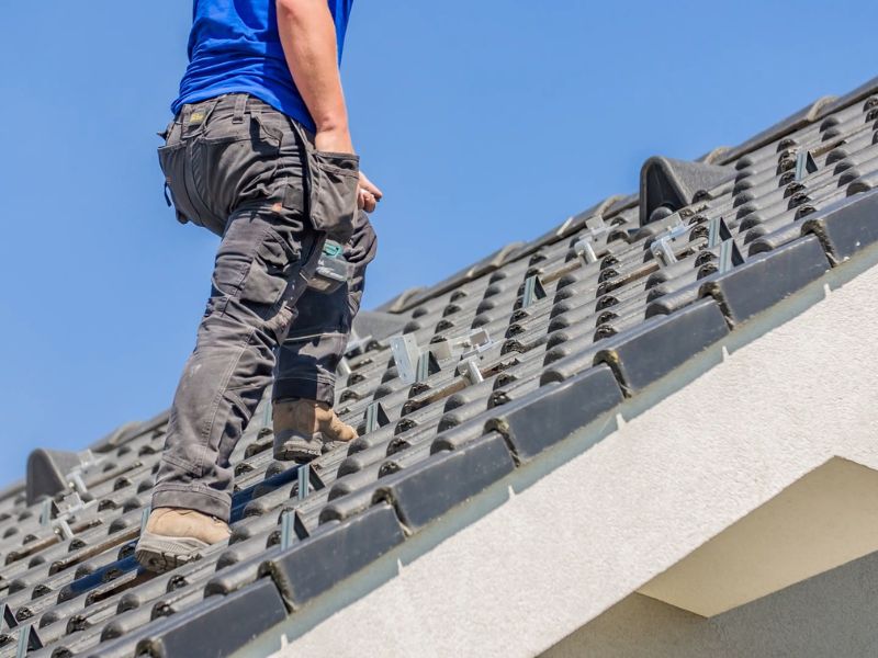 čovek popravlja krov