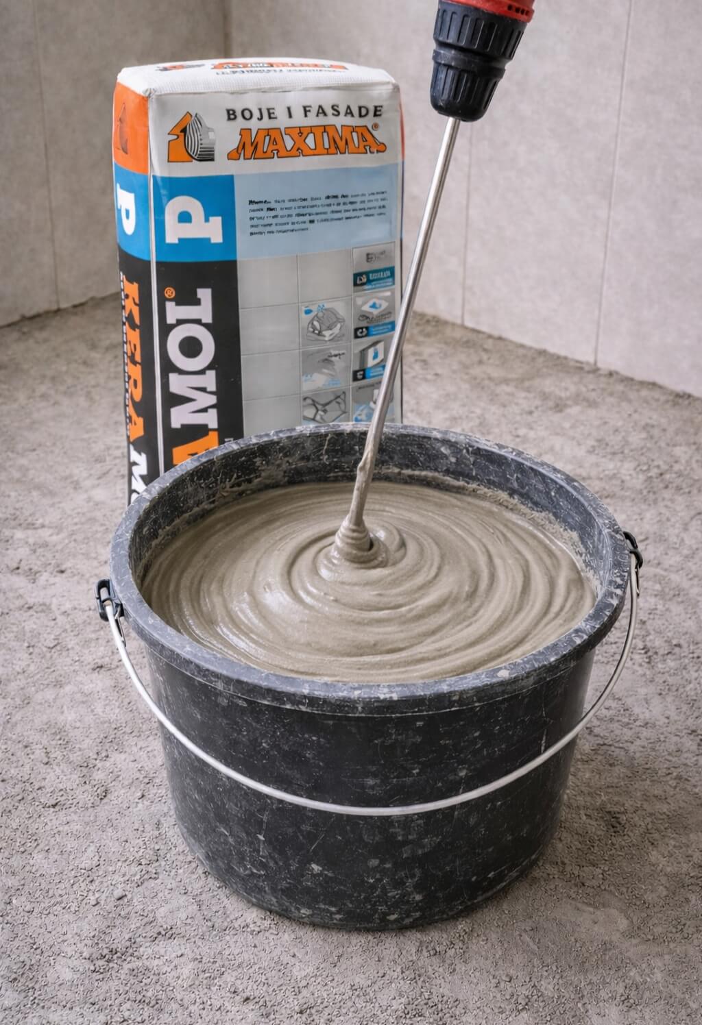 Mešanje lepka za pločice u kanti pomoću električne mešalice