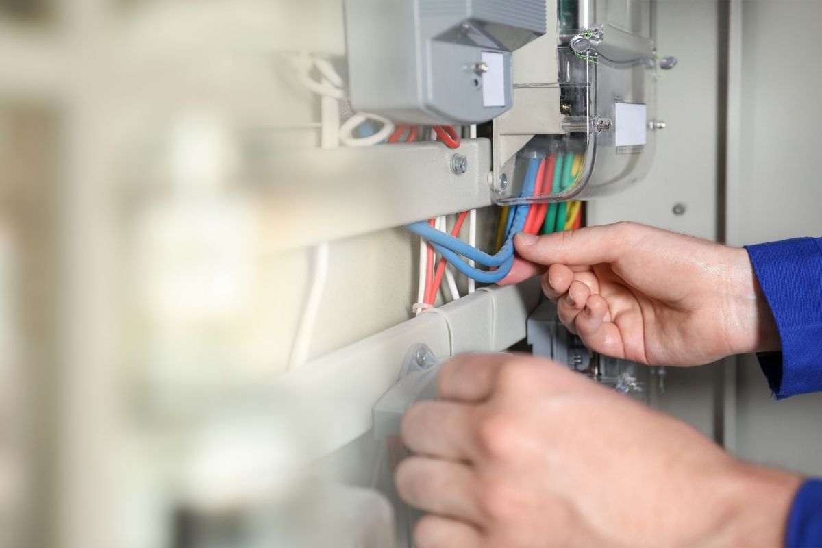 majstor proverava instalacije u kući